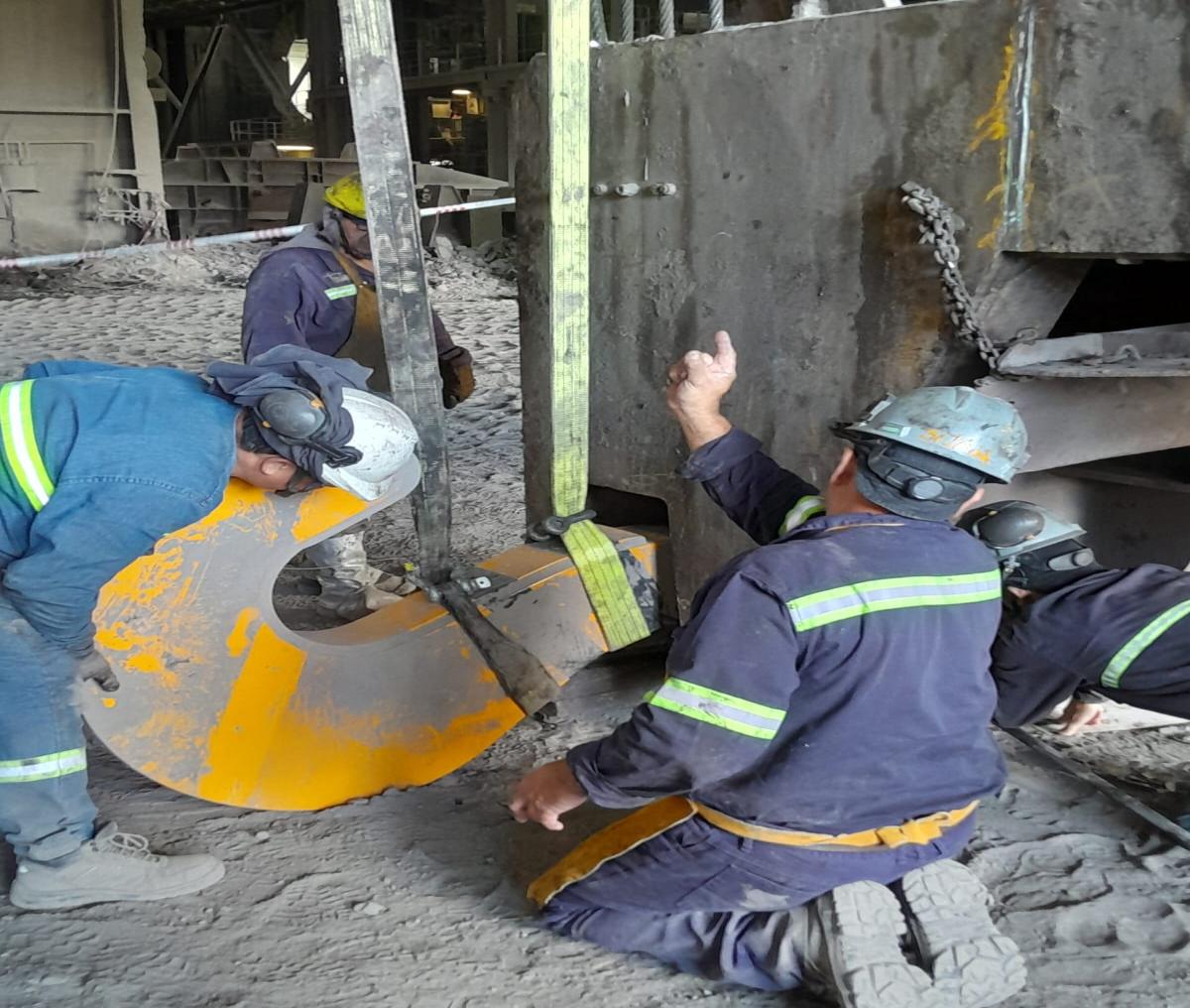 Equipo técnico de EMTEC durante una maniobra industrial